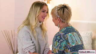 Anzjani annimal tagħha mill-sider żgħar lesbjani mara