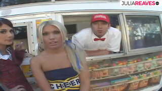 ���ារ៉េមអ្នកលក់ធ្វើឱ្យការទាំងបីអាសូររបស់គាត់នៅក្នុងឡានការ៉េម