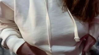 החורגת מקבלת אורגזמות בזמן שהוא מזיין אותי.