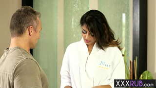 ���្មេងសិចស៊ីសូភ័អូនលុតជង្គង់និងលេបមេន្ទាប់ពីការម៉ាស្សា