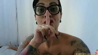 Ma dùsgadh anns na meadhanan agus tha e a cinn suas ri bainne dripping sìos an taobh