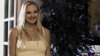 Милфа Lauren Phillips və coşğun yeniyetmə Пейсли Porter növbə ilə gedirlər at belində üzvü, Откусывая böyük kişi ət.