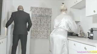 Գյուղի Տիրում Վերցրու Այս Սպիտակուցը, Փաթեթավորված Բի-բի-սի-ի, Ինչպես նաեւ այլ բան է.