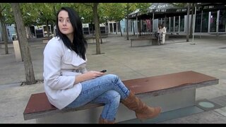 Dziewczyna bardzo kocha konia