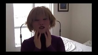 ���ມ່ຍິງເຮັດໃຫ້ກ່ຽວກັບການຍິງກາມີບົດບາດທີ່ມີ dildo