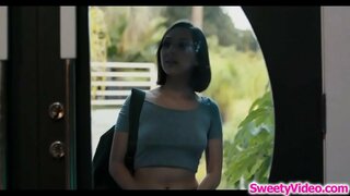 Սեռական masseuse մկրատով կտրում է իր հաճախորդի лесбийского