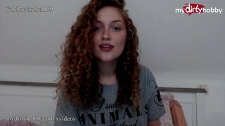 Sıcak Alman amatör babe onu sıkı kedi germek için şişman bir yapay penis kullanır ve boşalan o kadar yüksek sesle inliyor