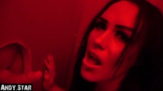 Vriendin waait dick op de Gloryhole