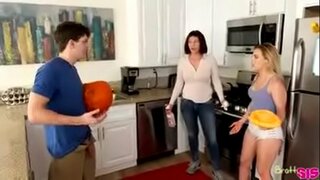 Թաքուն հետ ամփոփ քրոջ, քանի դեռ մայրը ստիպում է տնային