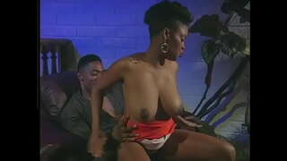 Itom nga guy nagatilap balhiboon pussy ebano bata ug fucks sa iyang doggy estilo sa lingkuranan