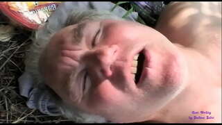 Dziwka widzi, jak dwa staruszka seks na łonie natury, i dołącza do nich