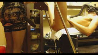 Երիտասարդը Վերցնում Է Հսկայական Դեռահասների Իր Էշի